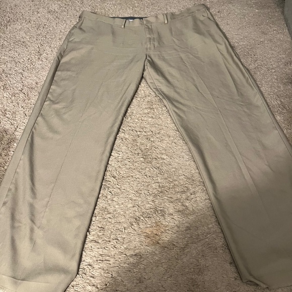 Haggar Classic Fit Premium Comfort Khaki Slacks 44×32 - Picture 2 of 4